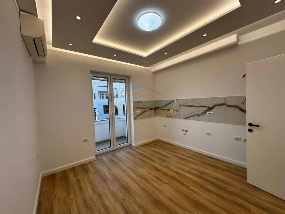 Tirane, jap me qera ambjent biznesi Kati 3, 104 m² 900 € (Rruga Mine Peza)