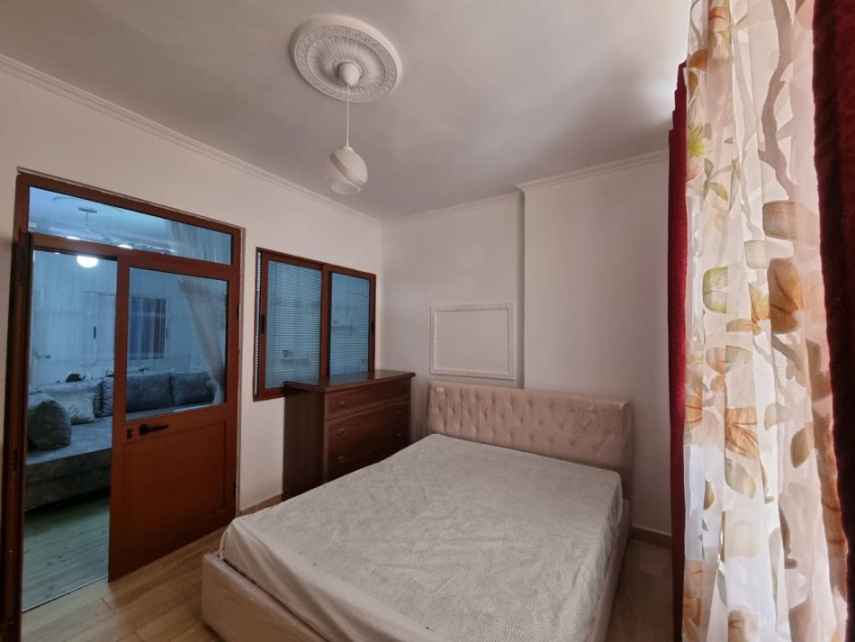 Tirane, jepet me qera apartament 2+1+Ballkon , 450 € (Astir te Vila L 1)