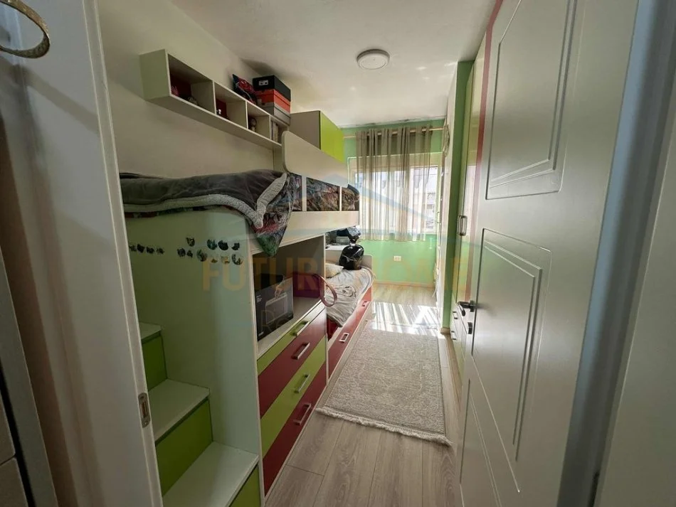 Tirane, jepet me qera apartament 2+1 Kati 3, 95 m² 550 € (Unaza e Re)