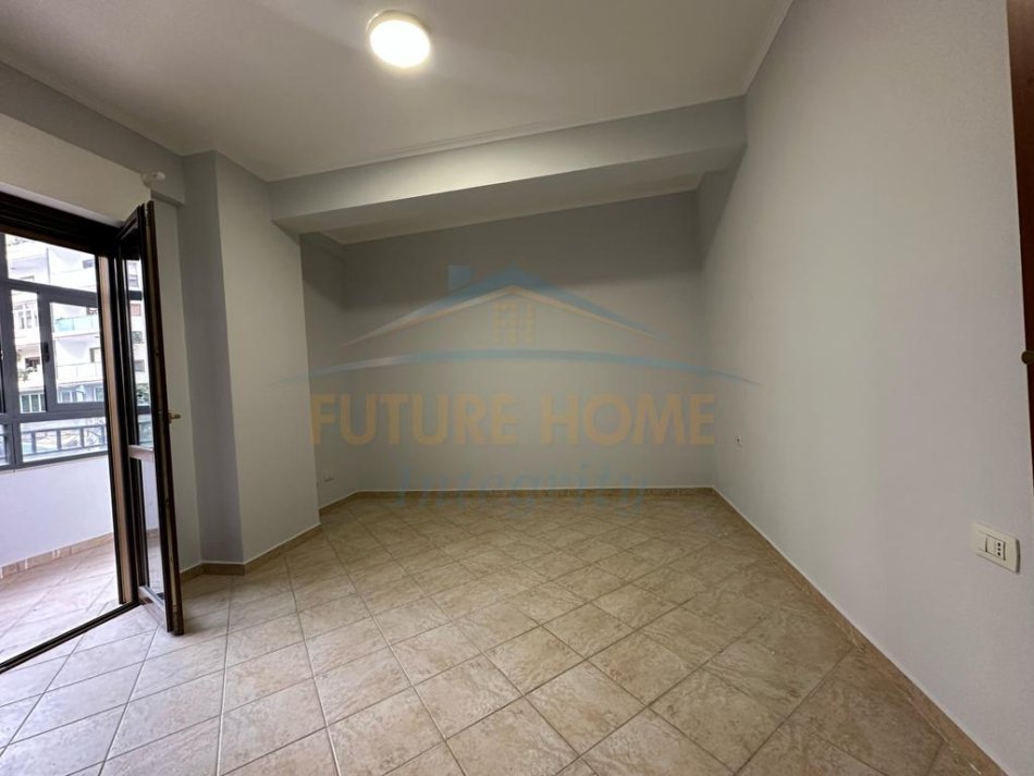Tirane, shitet apartament 3+1 Kati 1, 138 m² 320.000 € (Komuna e Parisit)