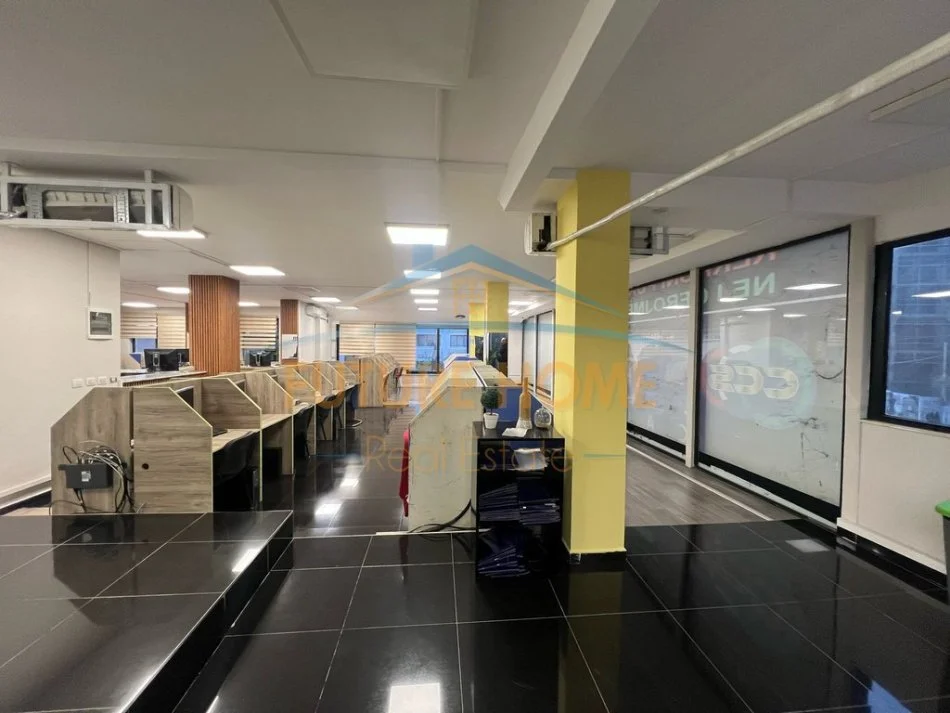 Tirane, jepet me qera zyre Kati 1, 260 m² 2.500 € (21 Dhjetori)