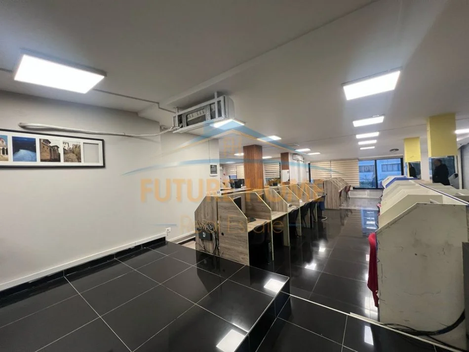 Tirane, jepet me qera zyre Kati 1, 260 m² 2.500 € (21 Dhjetori)