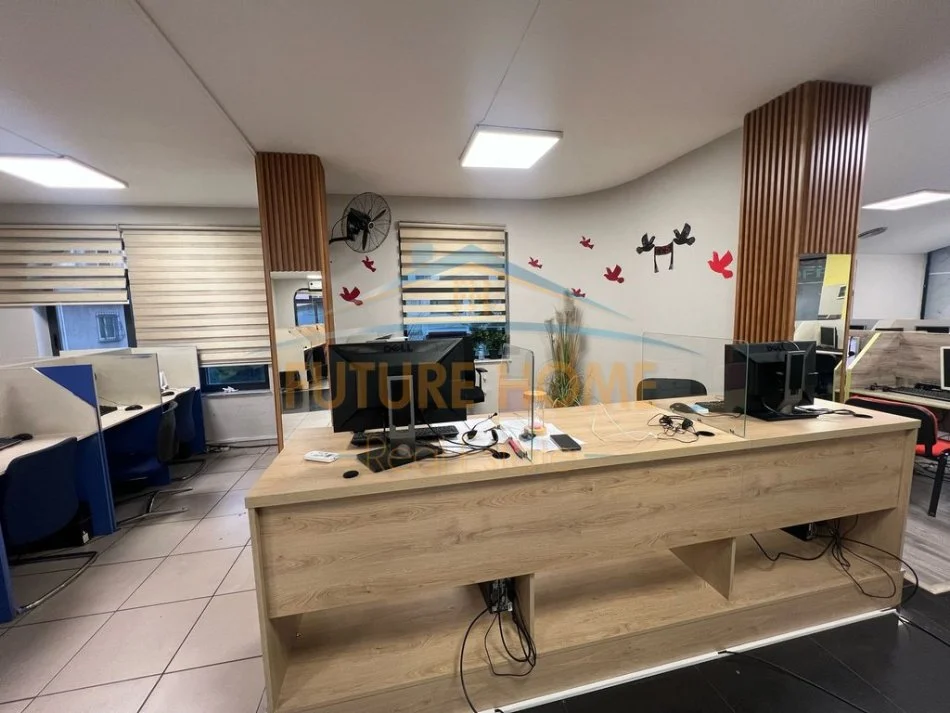 Tirane, jepet me qera zyre Kati 1, 260 m² 2.500 € (21 Dhjetori)
