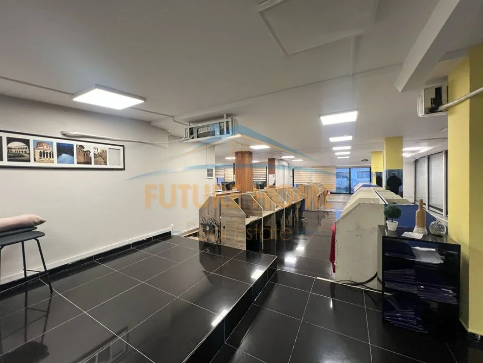 Tirane, jepet me qera zyre Kati 1, 260 m² 2.500 € (21 Dhjetori)