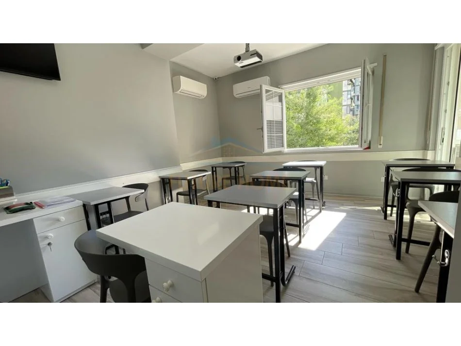 Tirane, jepet me qera Ambient Biznesi, Kati 1, 103 m² 1.500 € (Brryli, perball Maternitetit te Ri)