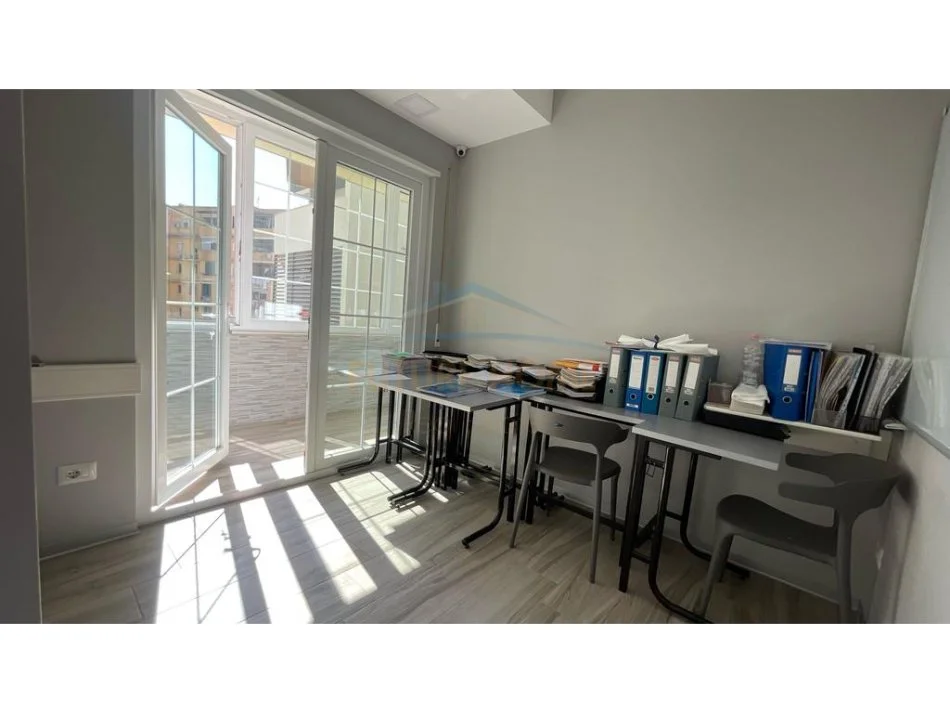 Tirane, jepet me qera Ambient Biznesi, Kati 1, 103 m² 1.500 € (Brryli, perball Maternitetit te Ri)