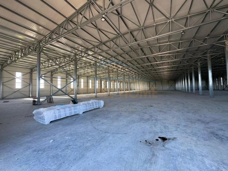 Durres, jepet me qera ambjent biznesi Kati 0, 9.600 m² 10.000 € (fllak)