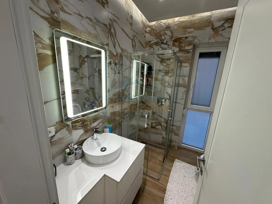 Tirane, shitet apartament 2+1+Ballkon Kati 0, 92 m² 249.000 € (Liqeni i Thate)