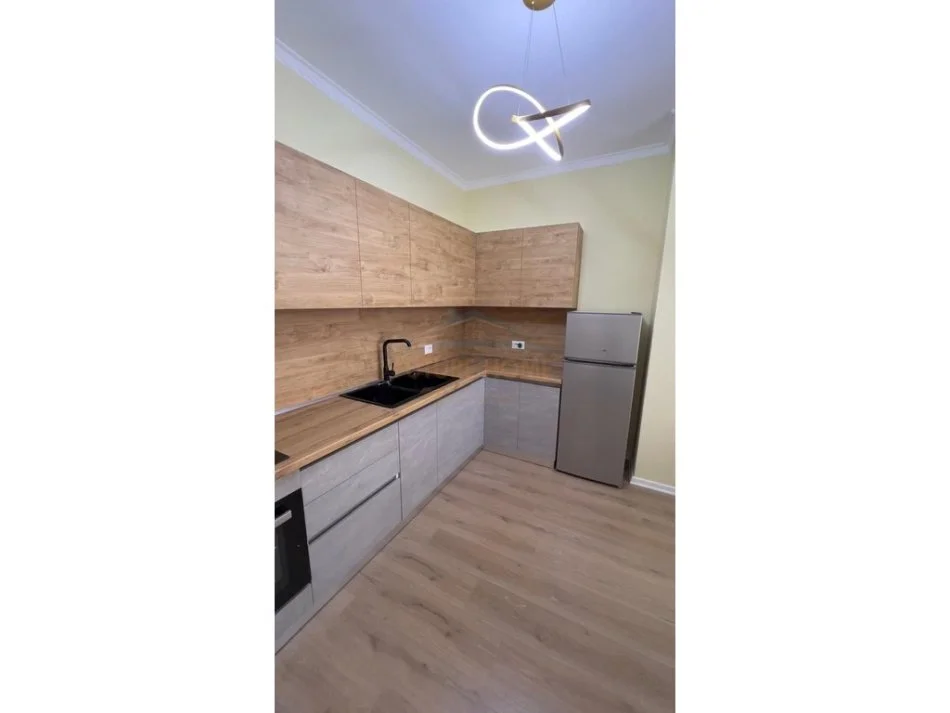 Tirane, jepet me qera apartament 2+1+Ballkon Kati 4, 100 m² 550 € (yzberisht tirane)