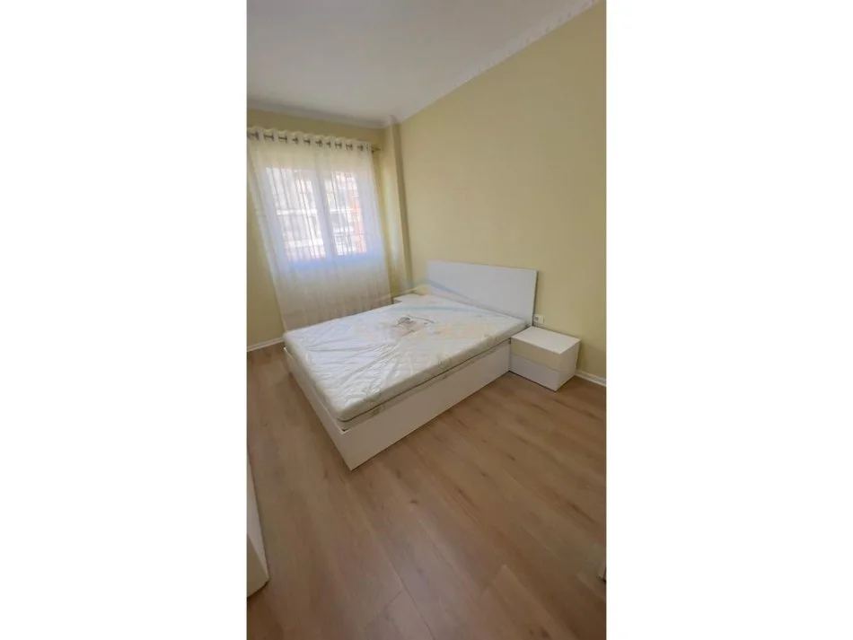Tirane, jepet me qera apartament 2+1+Ballkon Kati 4, 100 m² 550 € (yzberisht tirane)