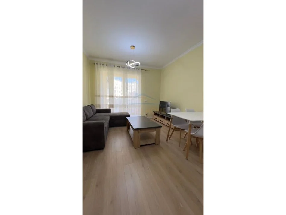 Tirane, jepet me qera apartament 2+1 Kati 4, 100 m² 550 € (Yzberisht)