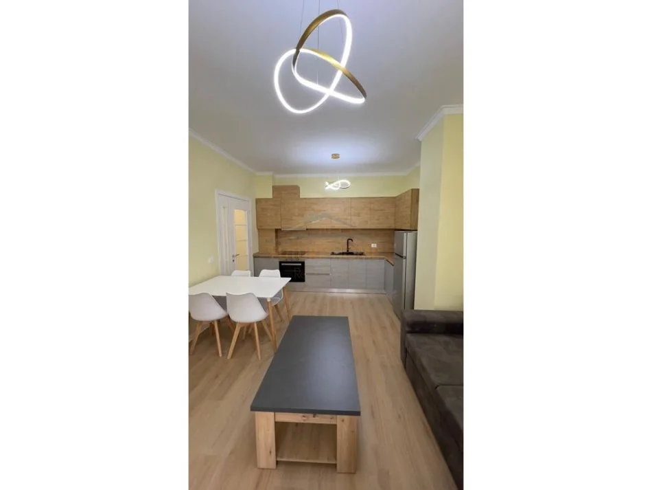 Tirane, jepet me qera apartament 2+1 Kati 4, 100 m² 550 € (Yzberisht)