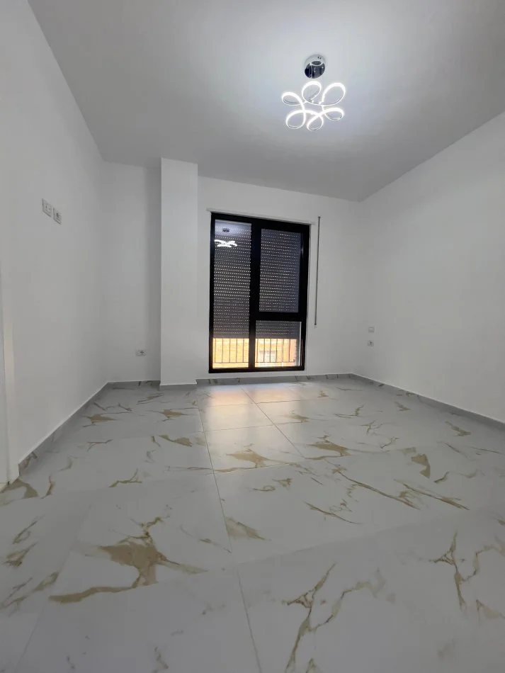 Tirane, jepet me qera apartament 2+1+Ballkon Kati 1, 120 m² 800 € (Tregu elektrik)