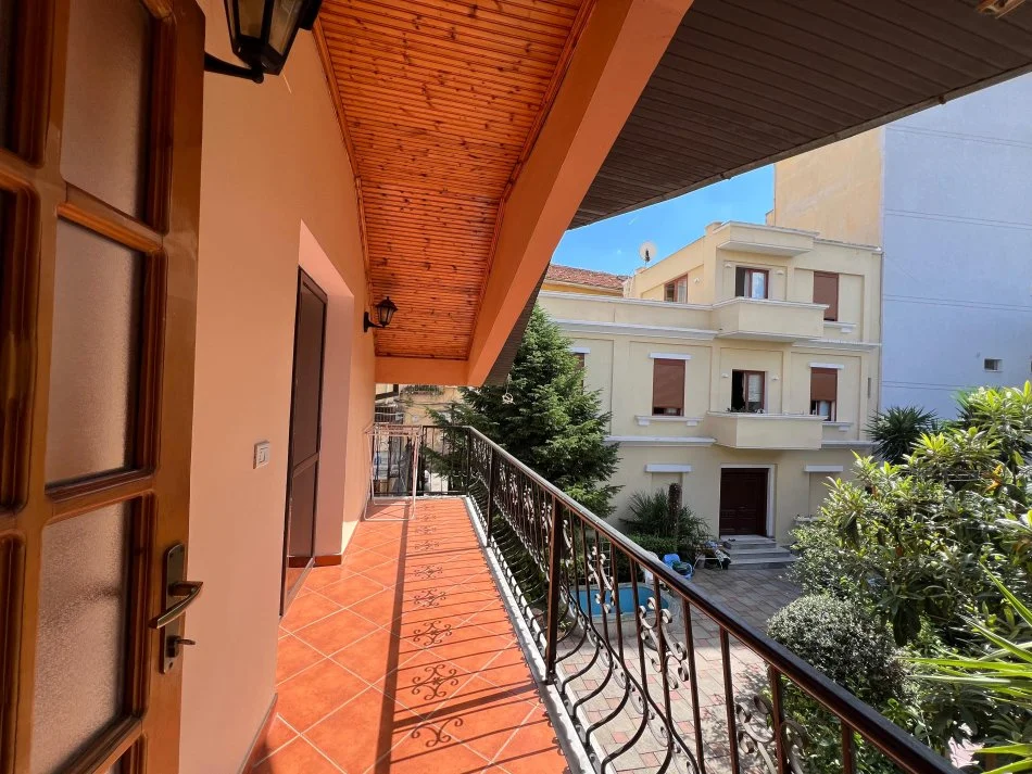 Tirane, jepet me qera Vile 4+1 Kati 1, 200 m² 1.200 € (medreseja)