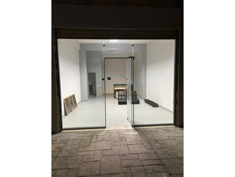 Tirane, jepet me qera ambjent biznesi Kati 1, 48 m² 500 € (YZBERISHT)