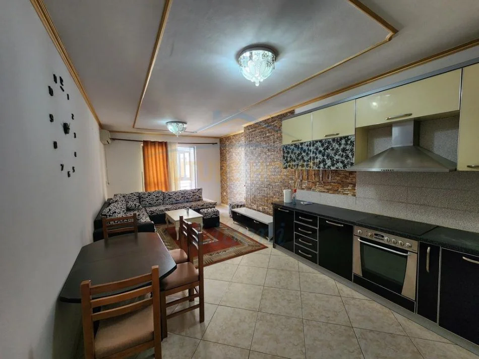 Tirane, jepet me qera apartament 2+1 Kati 4, 90 m² 450 € (Unaza e re)