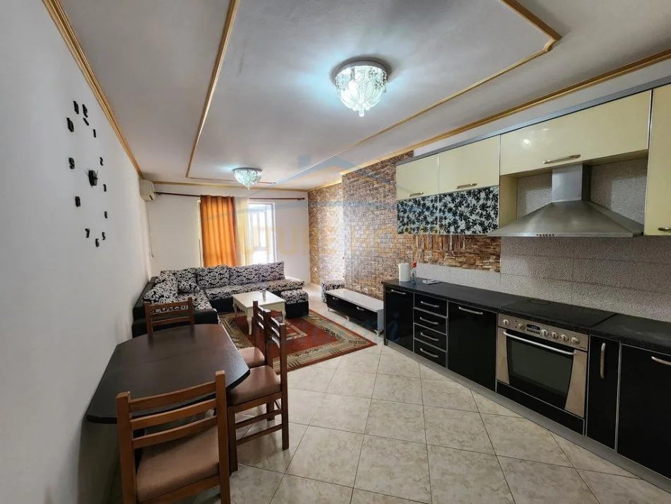 Tirane, jepet me qera apartament 2+1 Kati 4, 90 m² 450 € (Unaza e re)
