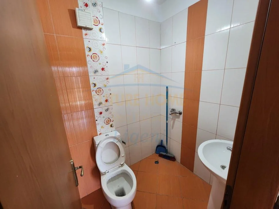 Tirane, jepet me qera apartament 2+1 Kati 4, 90 m² 450 € (Unaza e re)