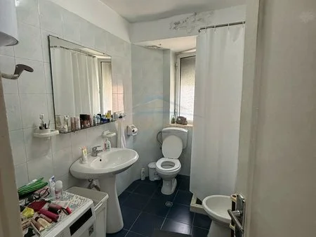 Tirane, jepet me qera apartament 3+1+Ballkon Kati 2, 91 m² 550 € (Qera, Apartament 3+1, Xhamllik, Tiranë. AREA50915)