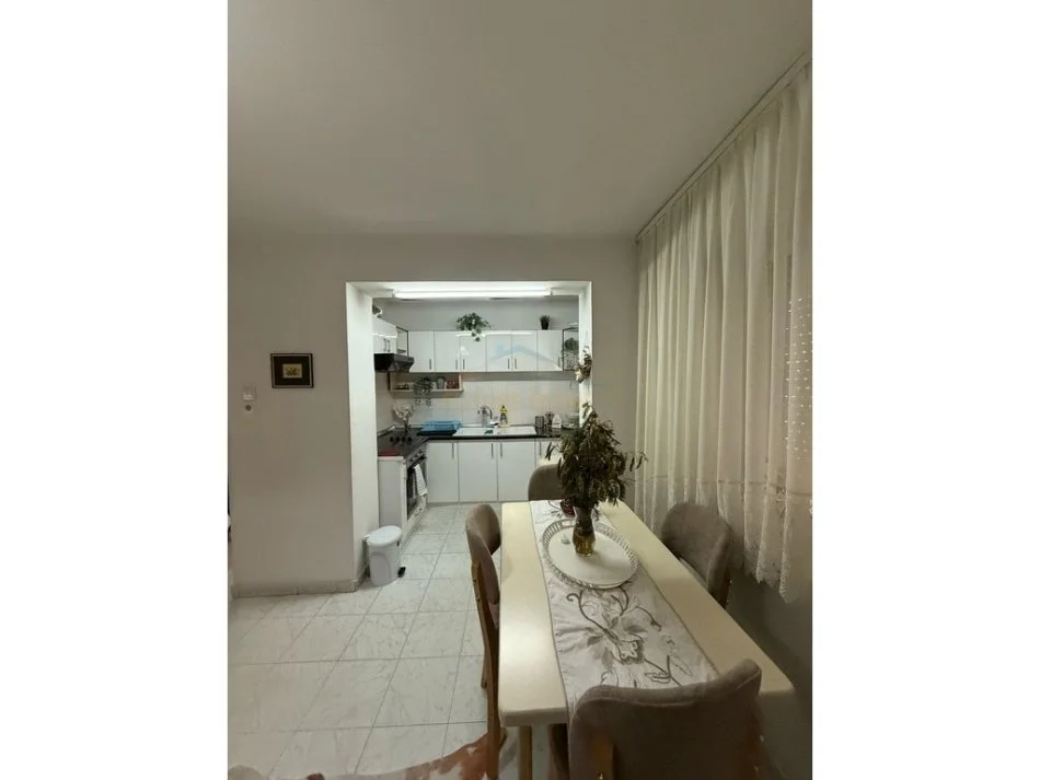 Tirane, jepet me qera apartament 3+1+Ballkon Kati 2, 91 m² 550 € (Xhamllik, Tiranë.)