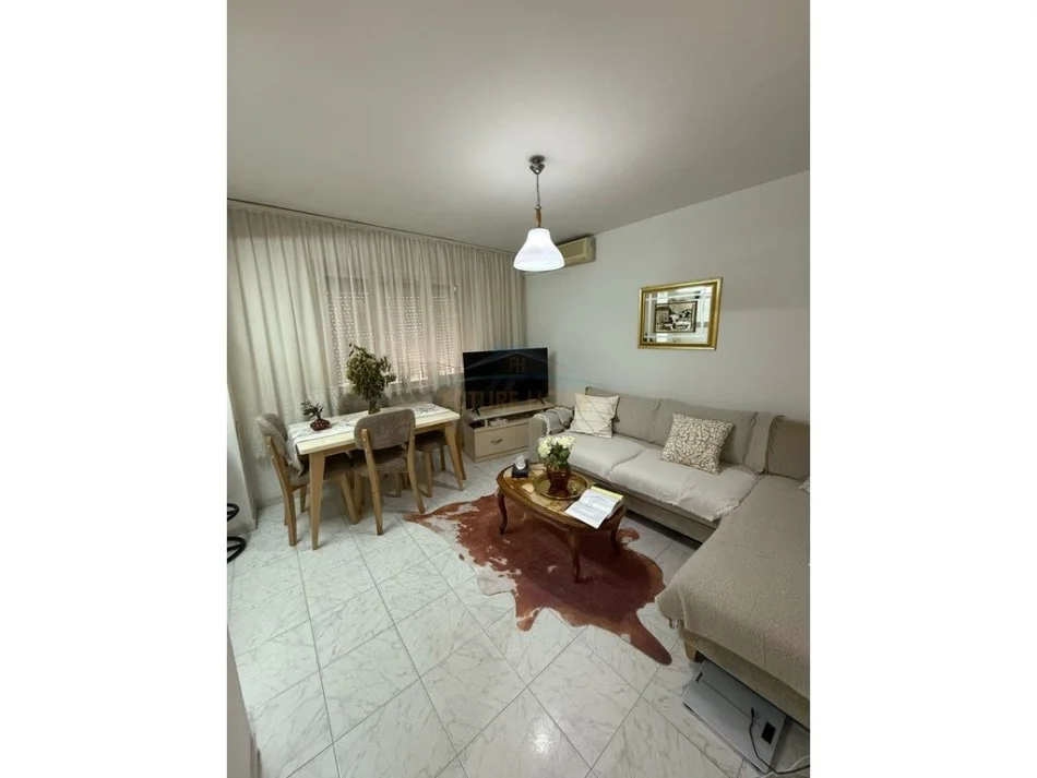 Tirane, jepet me qera apartament 3+1+Ballkon Kati 2, 91 m² 550 € (Xhamllik, Tiranë.)