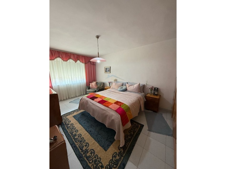Tirane, jepet me qera apartament 3+1 Kati 2, 91 m² 650 € (zonen e Xhamllikut, Tiranë.)