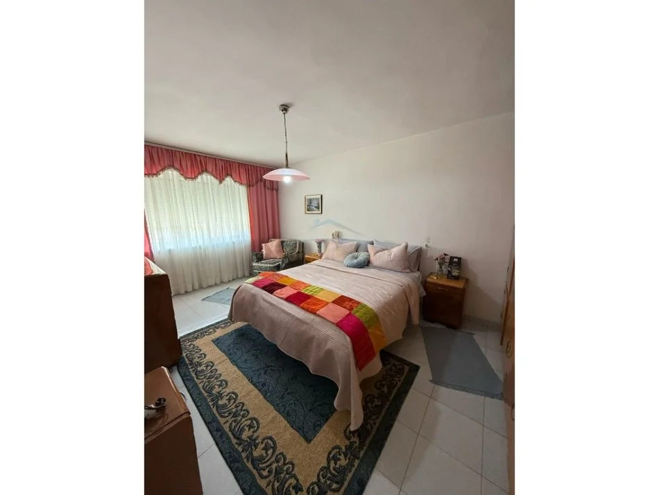 Tirane, jepet me qera apartament 3+1+Ballkon Kati 2, 91 m² 550 € (Xhamllik, Tiranë.)