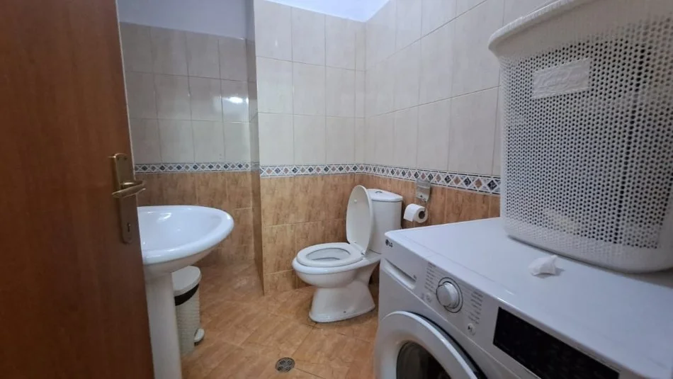 Tirane, jepet me qera apartament 1+1+Ballkon Kati 1, 76 m² 76.250 € (fresk)