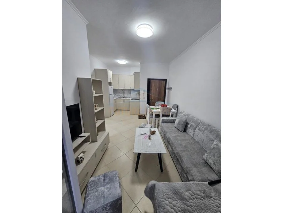 Durres, jepet me qera apartament 2+1+Ballkon Kati 3, 400 € (tregu industrial)