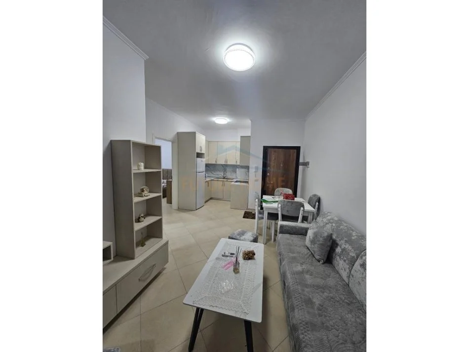 Durres, jepet me qera apartament 2+1+Ballkon Kati 3, 400 € (tregu industrial)