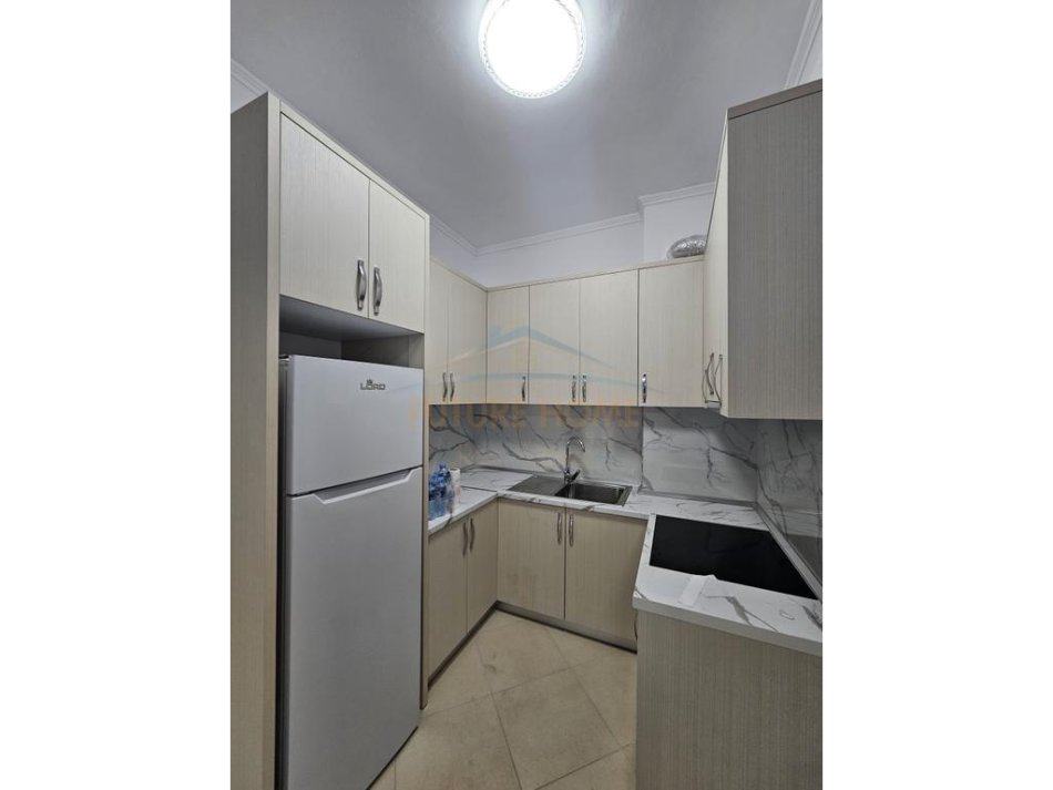 Durres, jepet me qera apartament 2+1 Kati 3, 62 m² 400 € (tregu industrial)