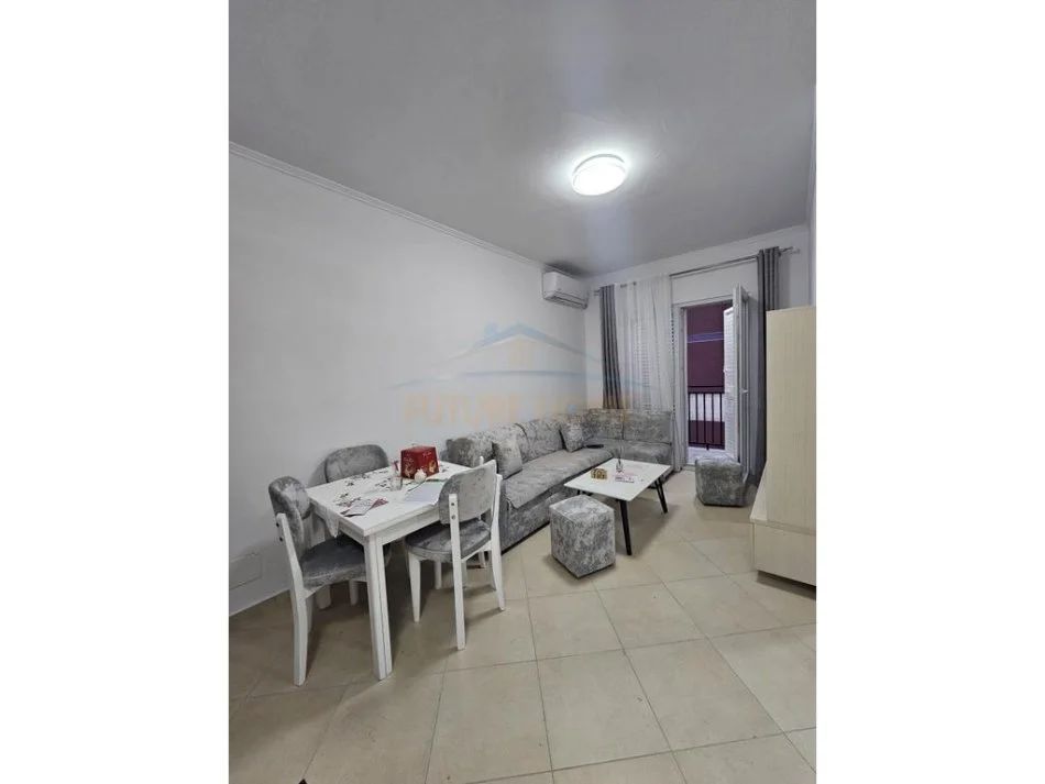 Durres, jepet me qera apartament 2+1+Ballkon Kati 3, 400 € (tregu industrial)