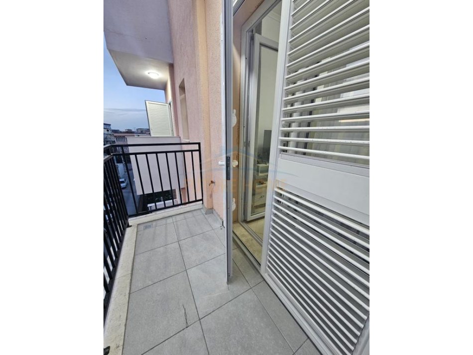 Durres, jepet me qera apartament 2+1 Kati 3, 62 m² 400 € (tregu industrial)