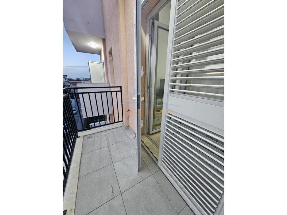 Durres, jepet me qera apartament 2+1+Ballkon Kati 3, 400 € (tregu industrial)