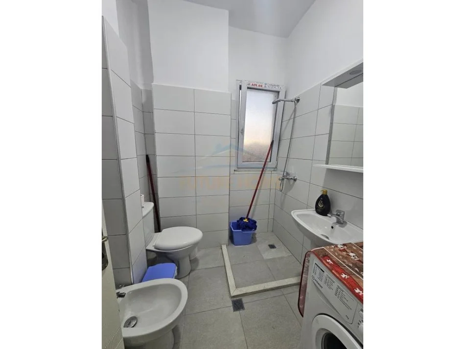 Durres, jepet me qera apartament 2+1+Ballkon Kati 3, 400 € (tregu industrial)