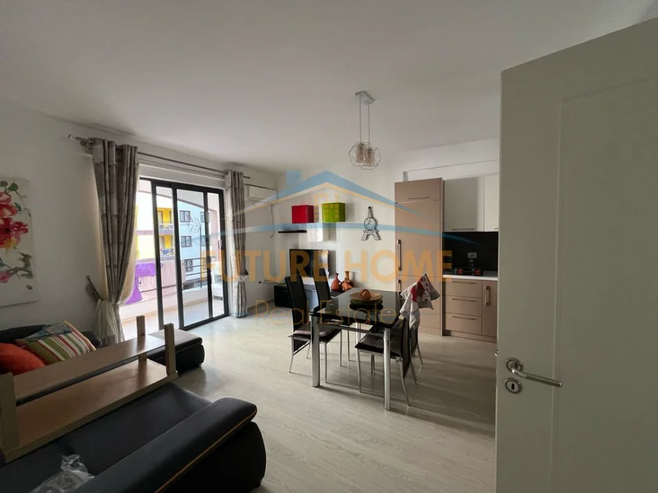 Tirane, jepet me qera apartament 2+1+Ballkon Kati 4, 89 m² 450 € (Yzberisht)