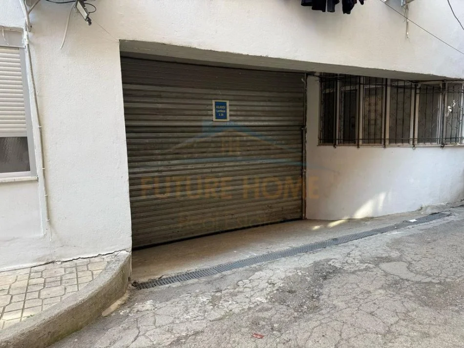 Korce, shitet garazh Kati -1, 22 m² (Trekëndëshi, Korçë)