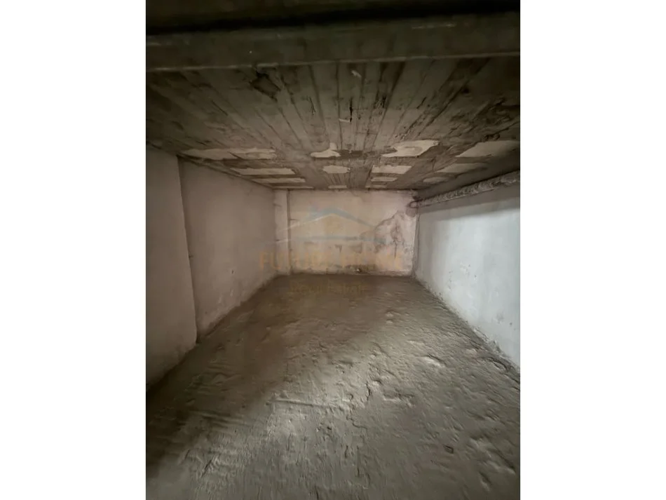 Korce, shitet garazh Kati -1, 22 m² (Trekëndëshi, Korçë)