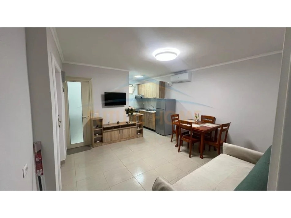 Tirane, jepet me qera apartament 1+1 Kati 0, 55 m² 450 € (Rruga e Dibres)