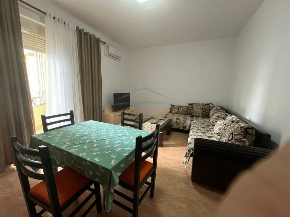 Vlore, jepet me qera apartament 2+1+2 Kati 4, 90 m² 400 € (Te market Xhihanka, Lungomare) RV50970