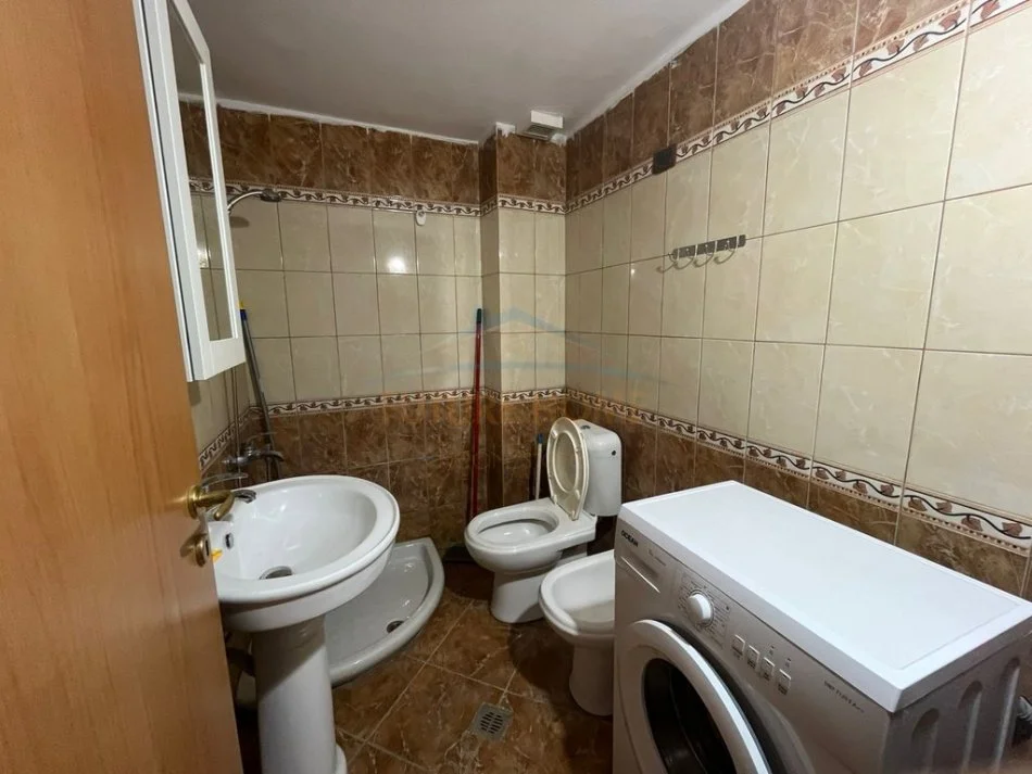 Vlore, jepet me qera apartament 2+1+2 Kati 4, 90 m² 400 € (Te market Xhihanka, Lungomare) RV50970