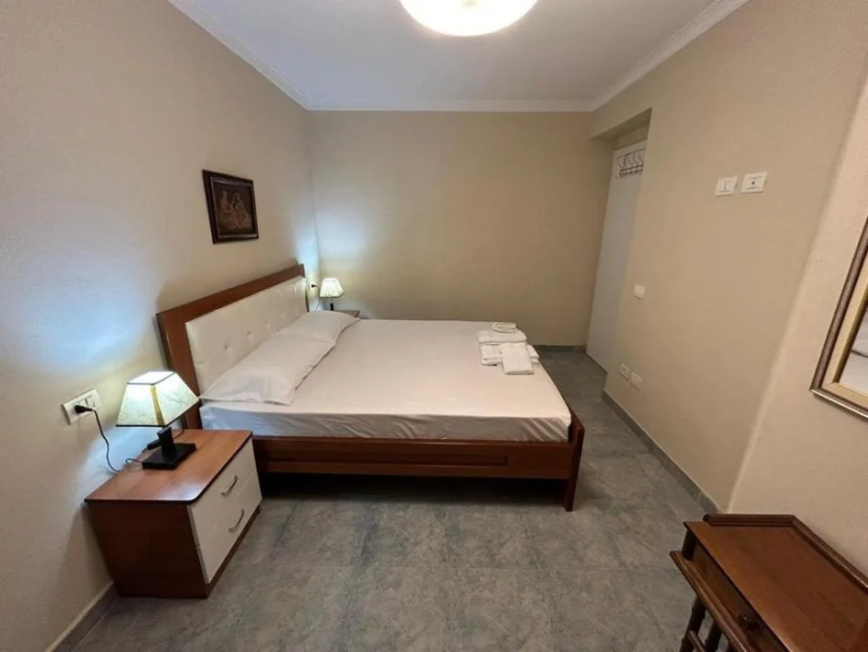 Durres, jepet me qera apartament 1+1 Kati 0, 65 m² 400 € (Shkembi i Kavajes)