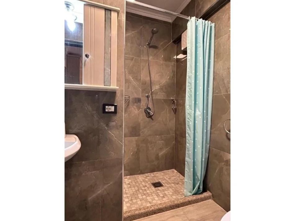 Durres, jepet me qera apartament 1+1 Kati 0, 65 m² 400 € (Shkembi i Kavajes)