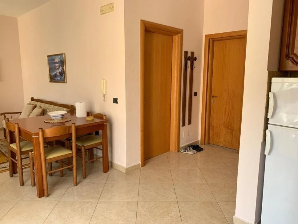 Durres, jepet me qera apartament 1+1 Kati 2, 67 m² 450 € (Shkembi i Kavajes)