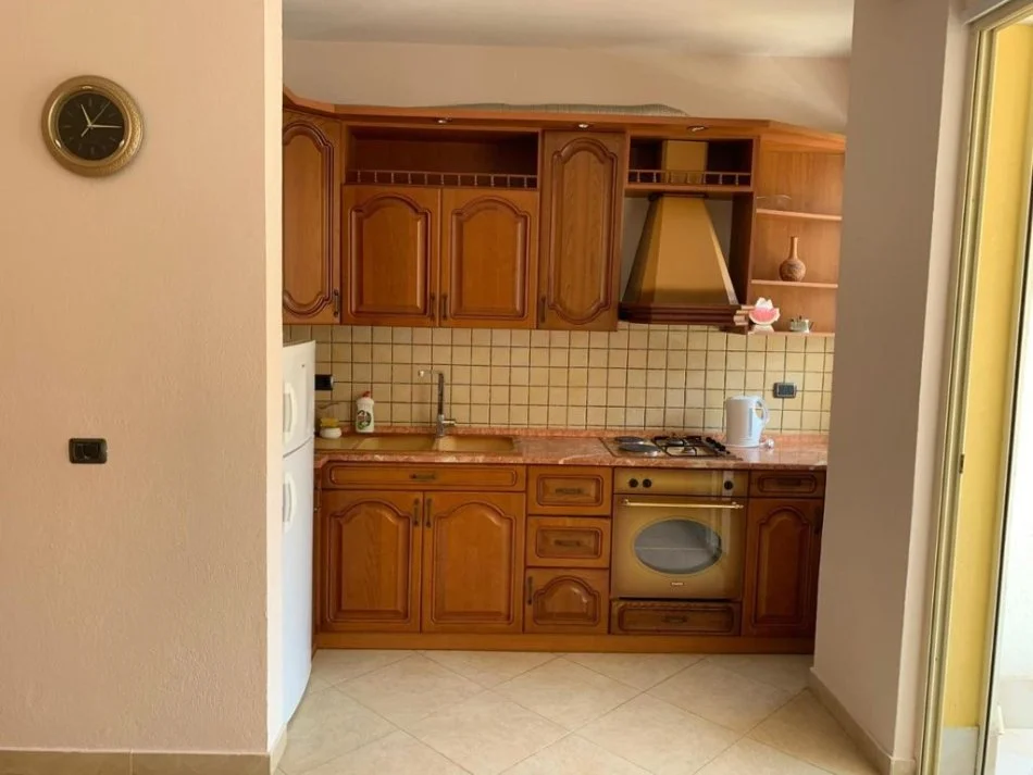 Durres, jepet me qera apartament 1+1 Kati 2, 67 m² 450 € (Shkembi i Kavajes)