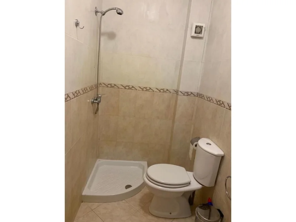 Durres, jepet me qera apartament 1+1 Kati 2, 67 m² 450 € (Shkembi i Kavajes)