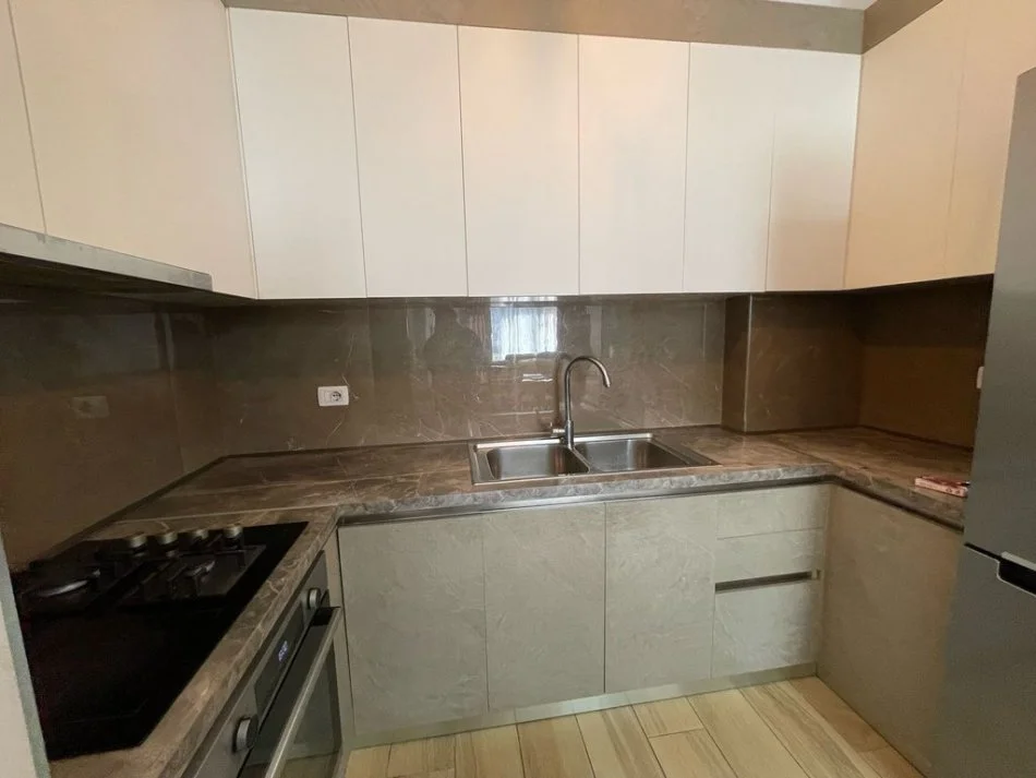 Tirane, jepet me qera apartament 2+1+Ballkon Kati 2, 85 m² 750 € (Egnatia)