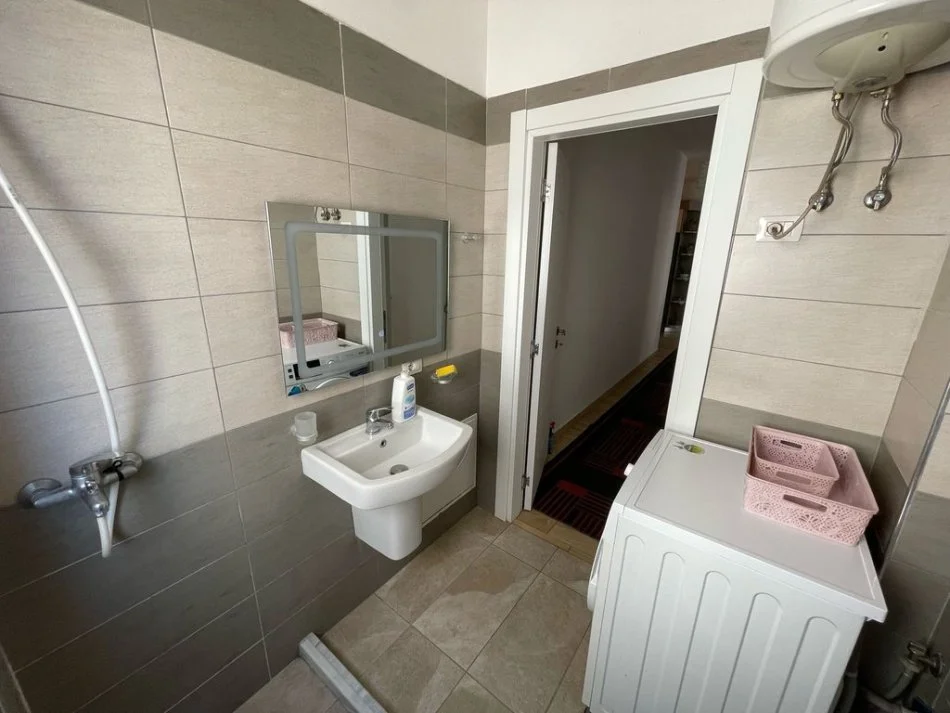 Tirane, jepet me qera apartament 2+1 Kati 1, 75 m² 750 € (Don Bosko)