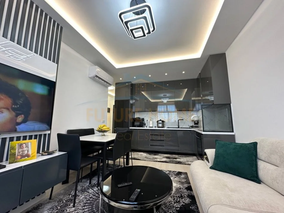 Tirane, shitet apartament 2+1+Ballkon Kati 8, 77 m² 165.000 € (Golden Parku)