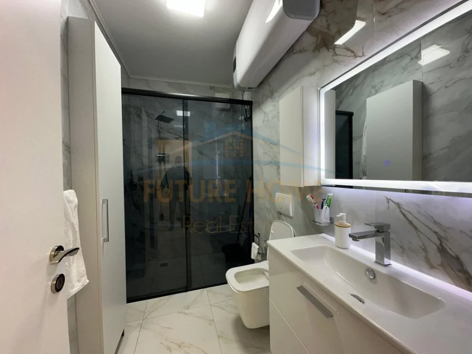 Tirane, shitet apartament 2+1+Ballkon Kati 8, 77 m² 165.000 € (Golden Parku)